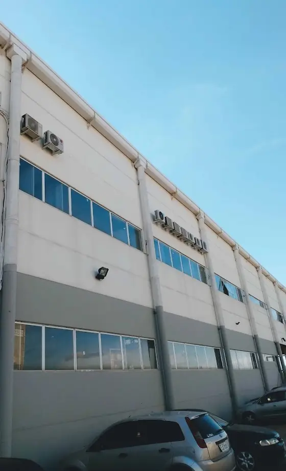 Condensadoras na fachada de empresa