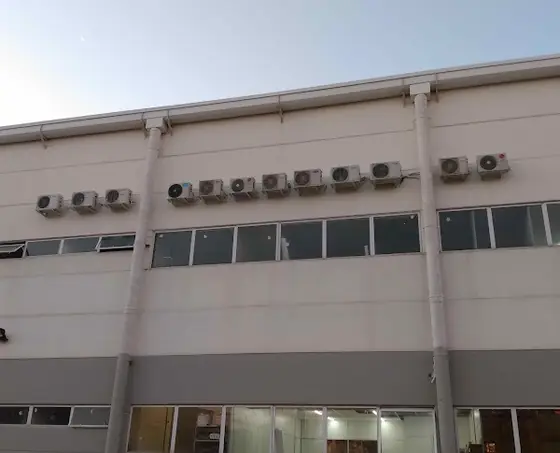 Condensadoras instaladas em galpão industrial