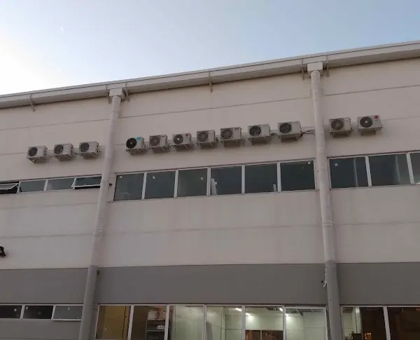 Condensadoras de ar-condicionado instaladas em galpão industrial