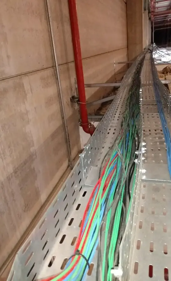 Eletrocalha com cabeamento de refrigeração