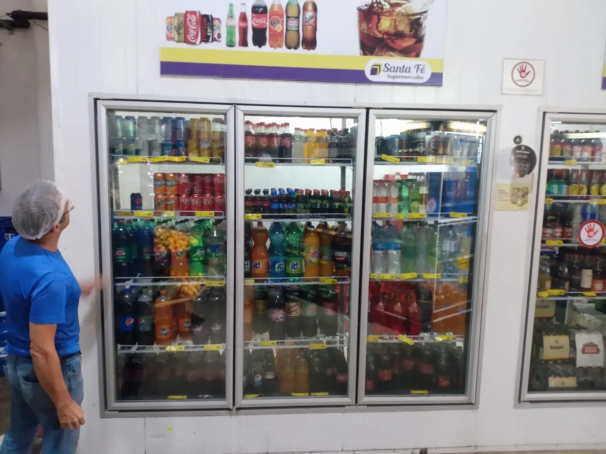 Expositor refrigerado de bebidas em mercado atendido pela Arconfrio