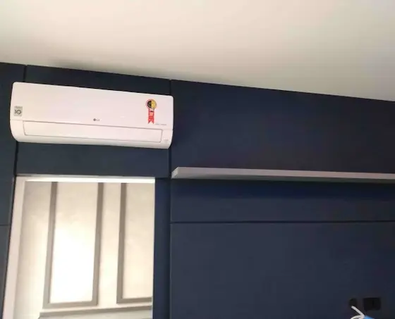 Split instalado em parede azul